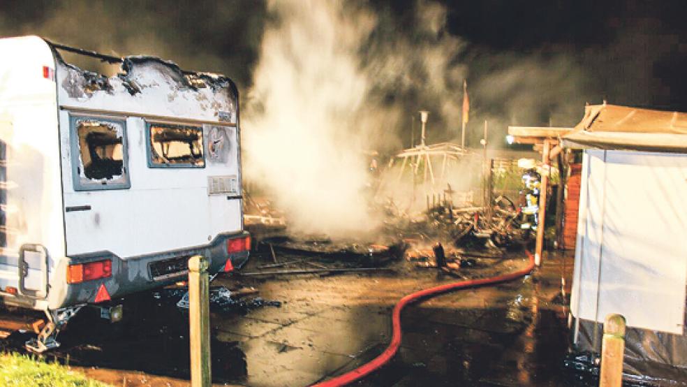 Drei Wohnwagen wurden bei einem Feuer auf dem Campingplatz in Stickhausen ein Raub der Flammen. © Foto: Feuerwehr