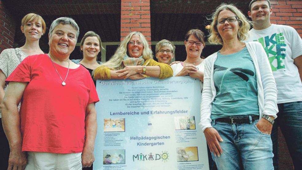 Die Mitarbeiter des Lebenshilfe-Kindergartens freuen sich auf den heutigen Start in Stapelmoorerheide (von links): Sarah Letas, Petra Winterboer, Wiebke von Garrel, Abteilungsleiterin Katja Roth, Maren Sanders, Nathalie Abels-Kramer, Bernadete Bal-Boer und Timo Nee. Auf dem Bild fehlt die Psychomotorik-Fachkraft Christiane van Mark.  © Foto: Szyska