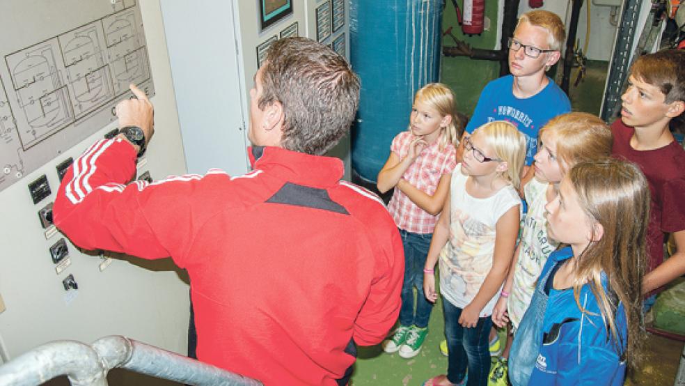 Einen Blick hinter die Kulissen des Friesenbades erhielten diese sechs Kinder durch eine Ferienpassaktion. Meister für Bäderbetriebe Markus Bakker erklärte ihnen, wie viel Aufwand sauberes Badewasser macht. © Fotos: de Winter