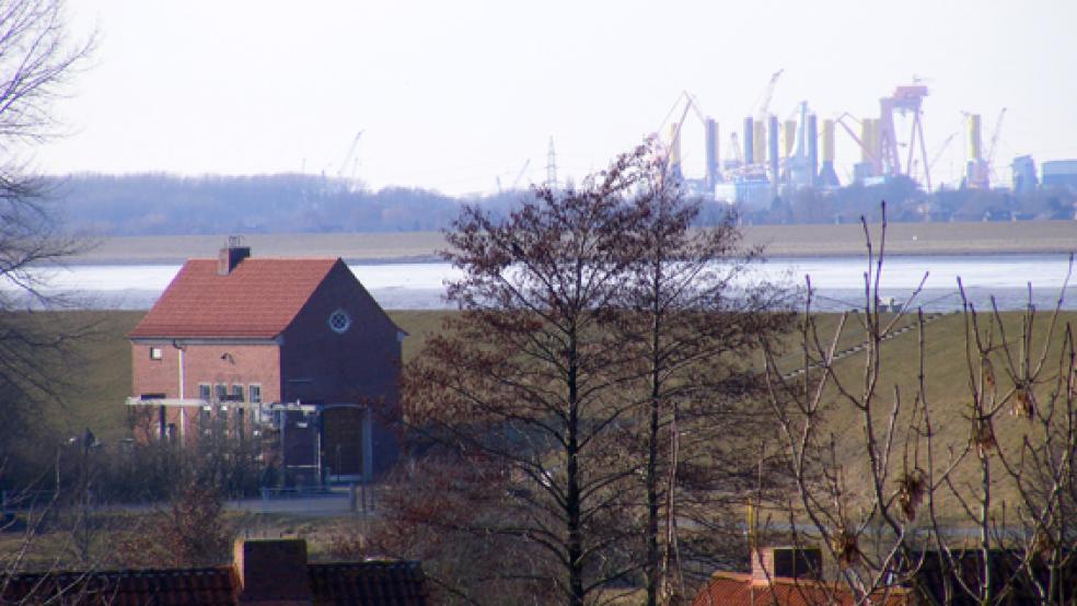 Die traditionsreiche Geschichte der Emder Nordseewerke - hier der Blick von der Ditzumer Mühle zum Hafen - könnte am Montag enden. © Foto: Szyska