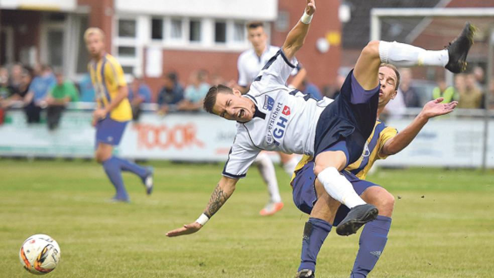 Über die Klinge springen lässt Weeners Dennis Boelen in dieser Szene den Emder Andre Geiken. © Foto: Bruins