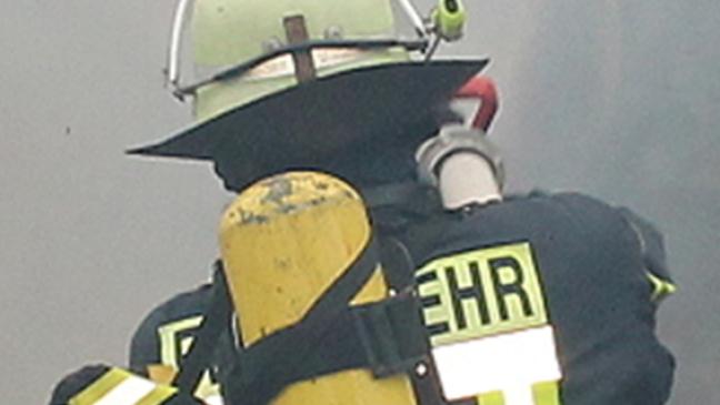 Nach Sturmschaden brennt Pkw aus