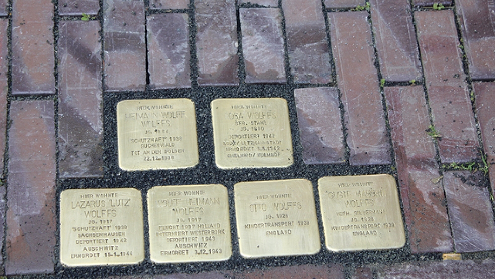 Sechs Stolpersteine erinnern am Georgswall in Aurich an Familie Wolffs.  © Foto: Baumann