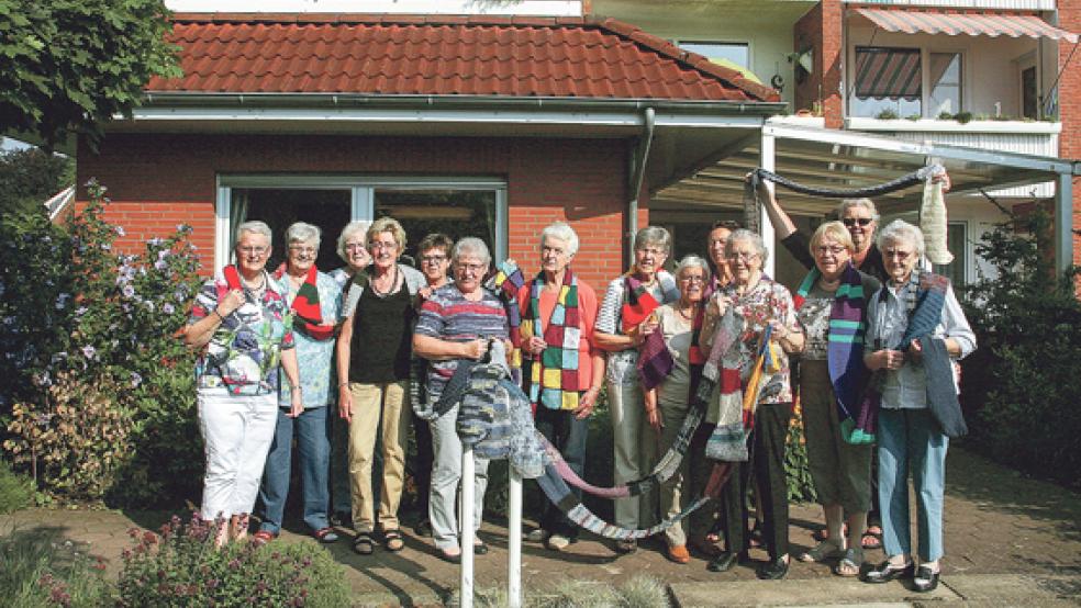 Die Kreativgruppe der Nachbarschaftshilfe des Bauvereins hat schon fleißig für die Aktion beim »Fest der Kulturen« gestrickt und gehäkelt. Die Ergebnisse ihrer Arbeiten stellten die Damen jetzt Engeline Kramer (Fünfte von rechts) und Elke Hinrichs (Zweite von rechts) vor. © Foto: Dübbel (Bauverein)