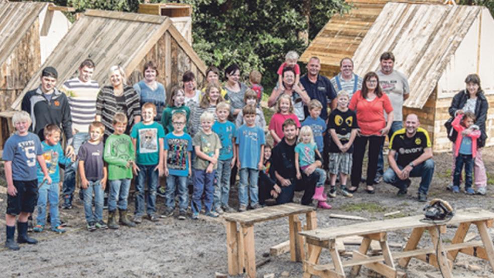 Stolz auf ihre fertigen Häuschen sind die rund 20 Kinder. Bereits zum dritten Mal wurde die Aktion vom SV Wymeer-Boen durchgeführt.  © Foto: de Winter