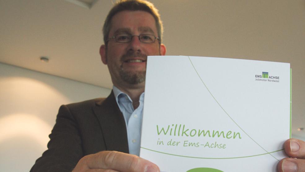 Dr. Dirk Lüerßen präsentiert die neue Willkommens-Broschüre. © Foto: Moormann