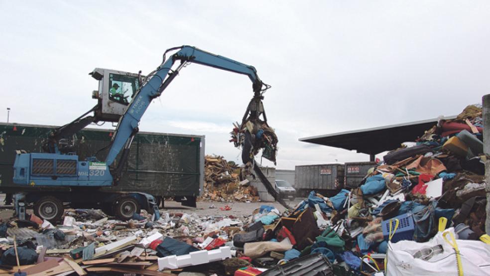 Im Entsorgungszentrum in Breinermoor werden die Abfälle sortiert, für den Weitertransport vorbereitet oder direkt vor Ort wiederverwertet.  © Fotos: Boelmann (4), Landkreis (1) 