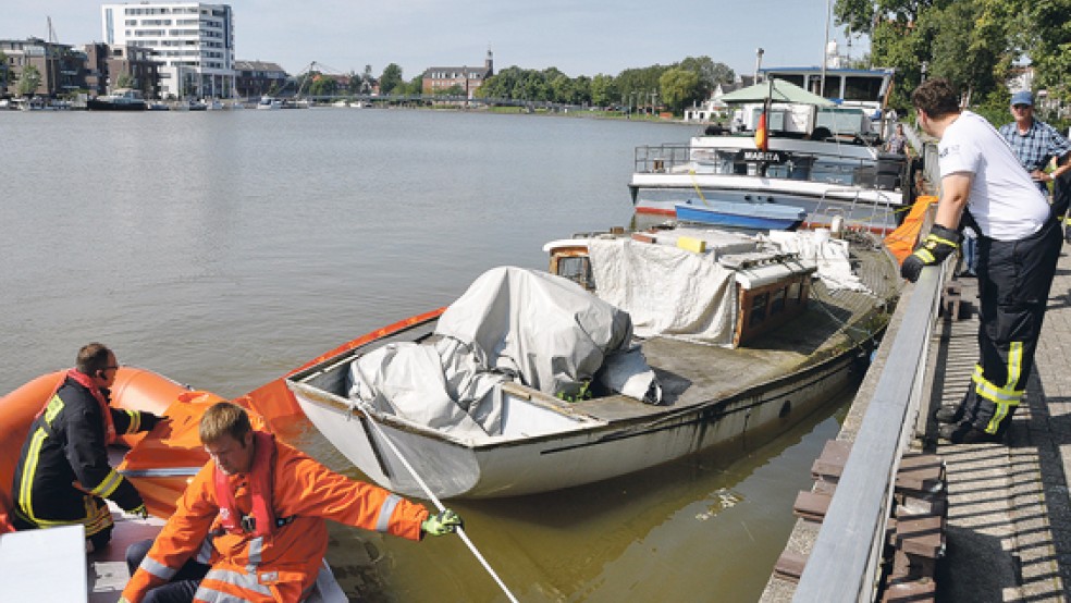 Die »Stelina« ist an ihrem Liegeplatz im Hafen von Leer jetzt von einer Ölsperre umgeben. © Foto: Wolters