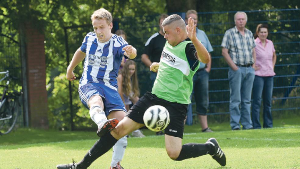 Eine spannende Begegnung war der Schlagabtausch zwischen Möhlenwarfs Reserve und Borussia Leer. © Foto: Bruins