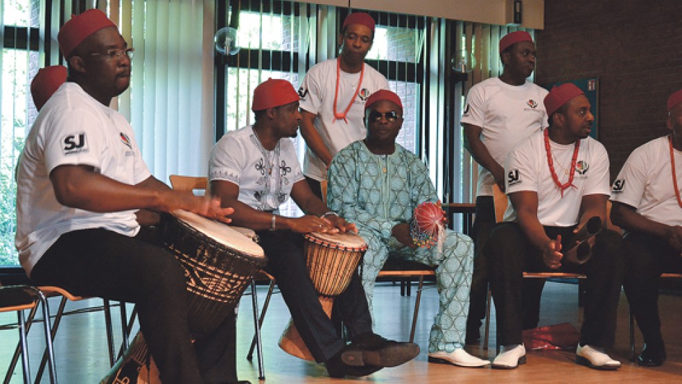 Mitglieder des Kulturverbandes trommelten bei dem Erntedankfest im Dorfgemeinschaftshaus in Bingum typische Lieder der nigerianischen Igbo-Ethnie. Rund 120 Gäste waren der Einladung gefolgt. © Fotos: Hülsebus