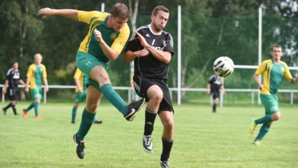 Nah dran am Mann war die Ditzumer Hintermannschaft - hier mit dem Torschützen Jens Dinkela (rechts). © Foto: Bruins