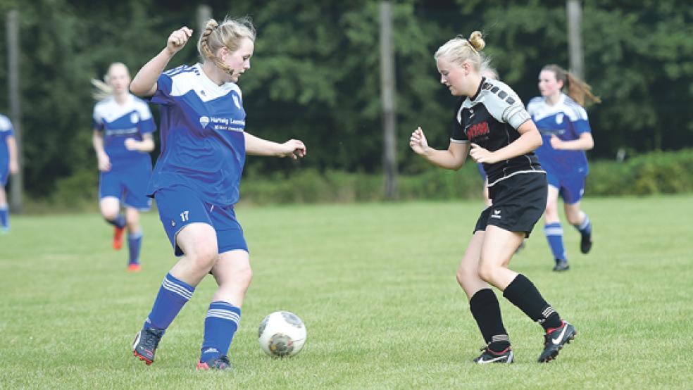 Nicht zu stoppen waren die Heidjerinnen im Pokalspiel gegen das klassenhöhere Team von Germania Holterfehn. Hier bittet Nicole Dreesmann (l.) ihre Gegenspielerin zum Tanz. © Foto: Bruins