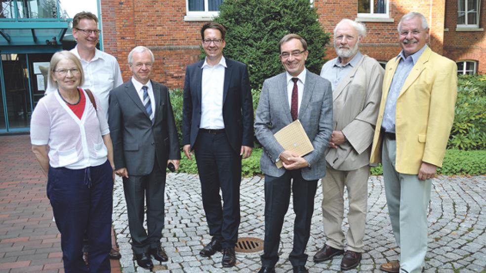 Sprachen über Landkreis-Themen (von links): Johanna Venema und Sven Dirksen, beide stellvertretende Vorsitzende des FDP-Kreisverbandes Leer, Landrat Bernhard Bramlage, der FDP-Landtagsabgeordnete Dr. Stefan Birkner, der Erste Kreisrat Rüdiger Reske, Arnold Venema von der FDP-Kreisfraktion und der FDP-Kreisvorsitzende Paul Vosseler. © Foto: Wieking