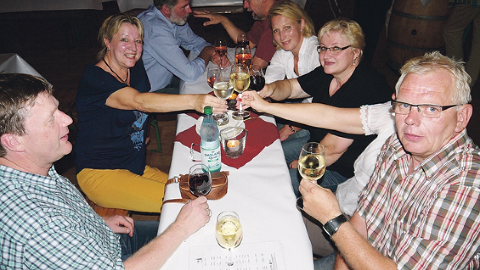 Ein Prosit auf die Bunder Woche. Mit dem Schnelligkeitswettbewerb der Rheiderländer Feuerwehren ebenfalls am Freitag bildet das Weinfest den Auftakt dieser kulturellen Veranstaltungsreihe.  © Archivfoto: Himstedt