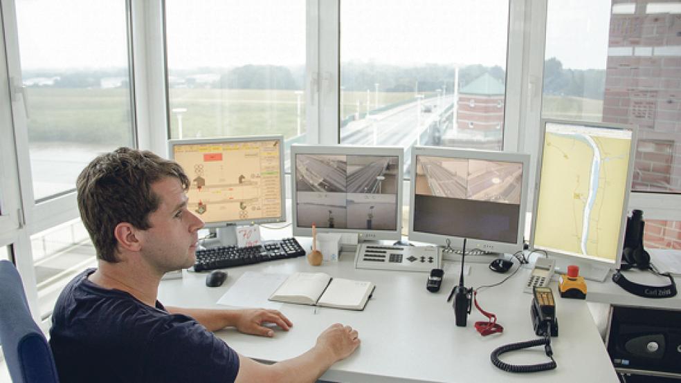 In seiner Steuerwarte hat Thomas Pötke alles im Blick (kleines Foto). Über die Bildschirme sieht er immer, was auf und unter der Brücke passiert. Per Sprechfunk steht er in ständigem Kontakt mit Schiffskapitänen, die eine Öffnung der Brücke anfordern. © 