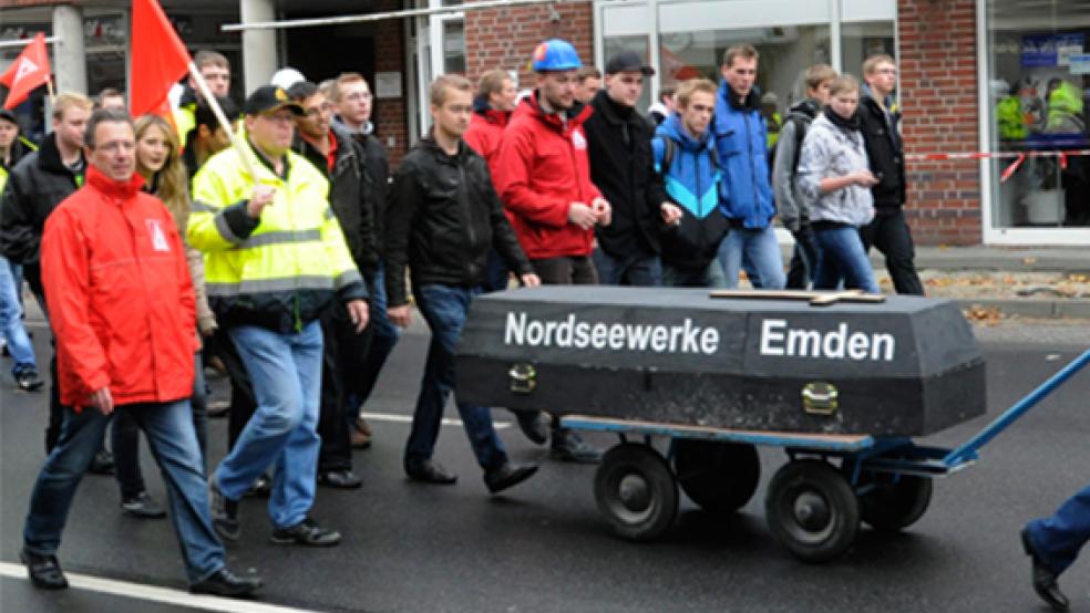 In den vergangenen Jahren fürchteten die Arbeiter der Nordseewerke immer wieder um ihre Jobs - hier ein Bild einer Demonstration vor drei Jahren. © Foto: RZ-Archiv