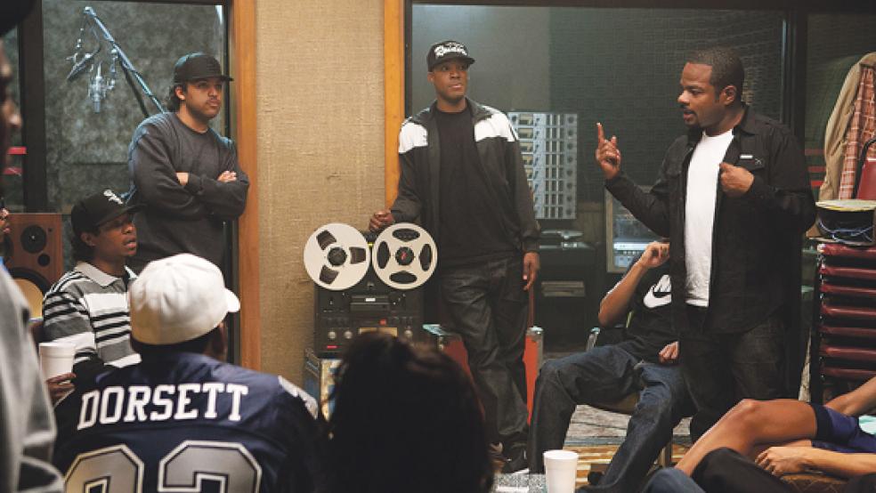 Regisseur F. Gary Gray (rechts) bei einem Studiotermin mit seinen Darstellern von »Straight Outta Compton«. © Foto: Jaimie Trueblood/Universal Pictures