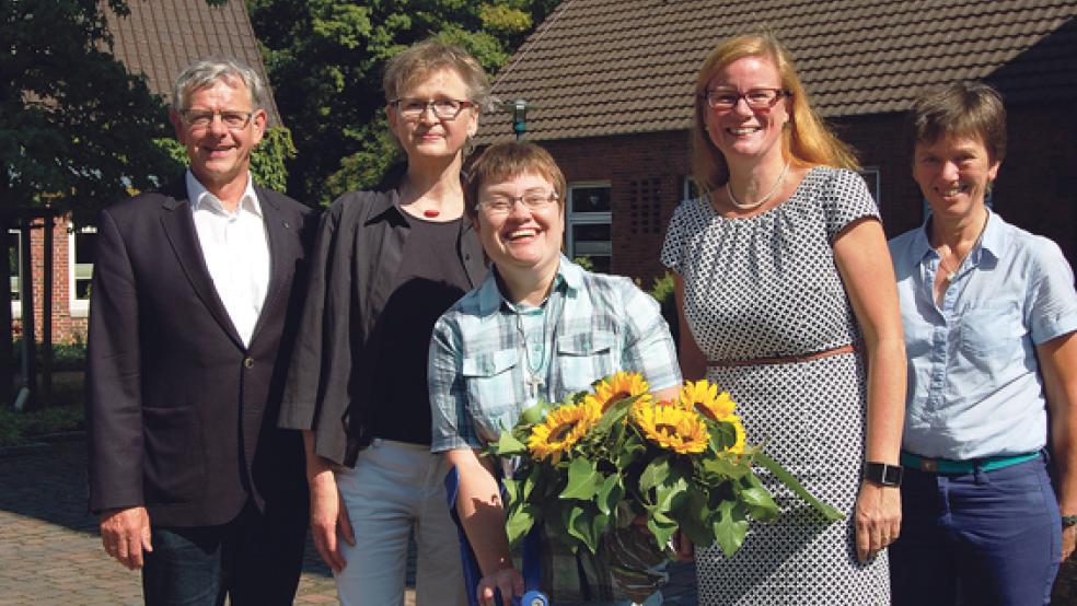 Sie stellten das Motto des Ostfriesischen Kirchentages vor (von links): Superintendent Gerd Bohlen, Pastorin Adelheid Kramer, Julia Friesen, Pastorin Marion Steinmeier und Pastorin Gretchen Ihmels-Albe aus Kirchborgum. © Foto: Thorweger