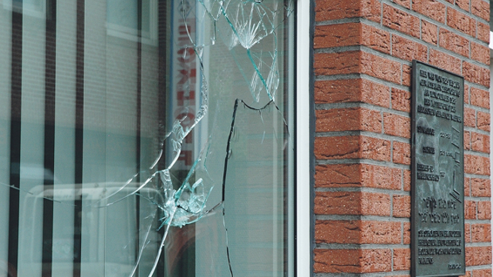 Tatort Westerstraße: Die Fensterscheibe der Deutschen Bank ging durch massive Gewalt zu Bruch. © Foto: Szyska