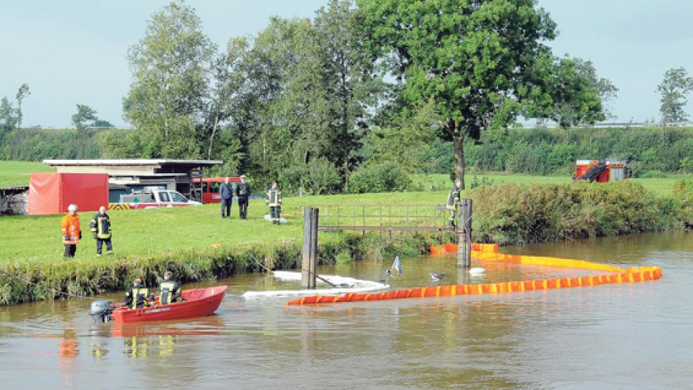 Die Ortsfeuerwehr Detern-Stickhausen-Velde rückte mit drei Fahrzeugen, einem Boot und zehn Einsatzkräften zum Havaristen in der Jümme aus. Wie der stellvertretende Gemeindebrandmeister Remon Hafermann auf RZ-Anfrage berichtete, hatte eine Passantin das Arbeitsboot aus Stahl am Freitag gegen 7.30 Uhr in starker Schräglage gesehen. Eine halbe Stunde später war es gesunken. Auch die Kreisfeuerwehr war mit einem Rüstwagen vor Ort, um eine Ölsperre zu legen. Offenbar war eine geringe Menge Dieselkraftstoff ausgelaufen.  © Foto: Wolters