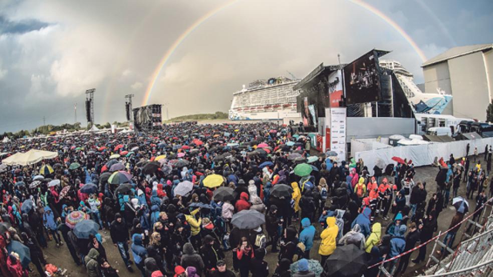 25.000 Musikfans waren am Samstag zum NDR 2 Festival nach Papenburg zur Meyer Werft gekommen.  © Fotos: Fotografie Klemmer