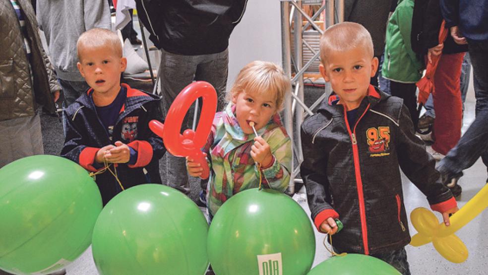 Die Drillinge Quentin, Samantha und Dylano hatten alle Hände voll zu tun - zum Glück waren die Luftschwerter und Box-Ballons nicht schwer. © 