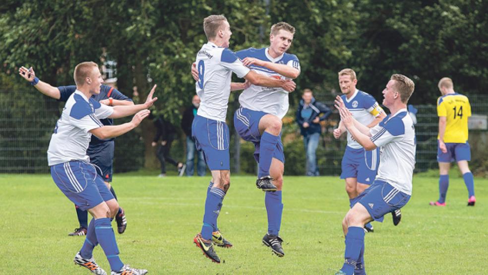 Möhlenwarfer Jubel: Wolfgang Saathoff, Andre Voß, Derk Schüür und Marc Heijenga feiern das 4:1.  © Fotos: Mentrup