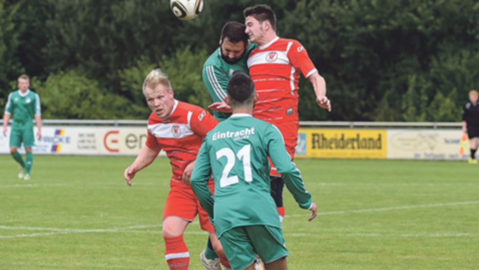 Ein Duell auf Augenhöhe lieferten sich die Bunder um Nikolaj Babenko (links) und Enno Oorlog mit Völlen. Am Ende siegte der TV knapp mit 1:0. © Foto: Bruins