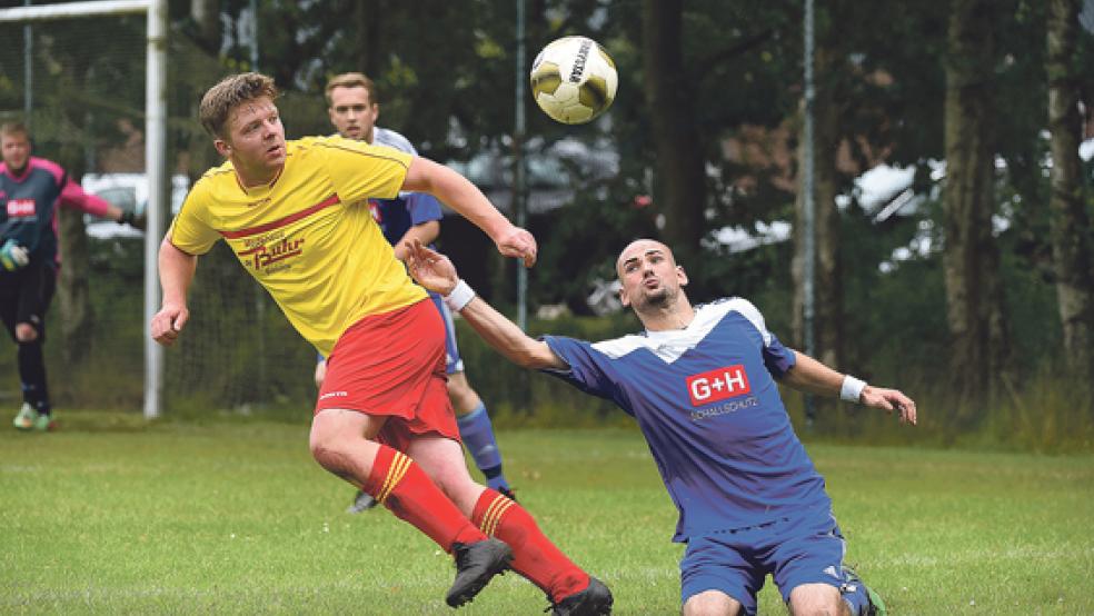 Das Bild trügt: Jan Berends (r.) und der TuS waren nur kurz am Boden, siegten dann aber mit 5:4. © Foto: Bruins