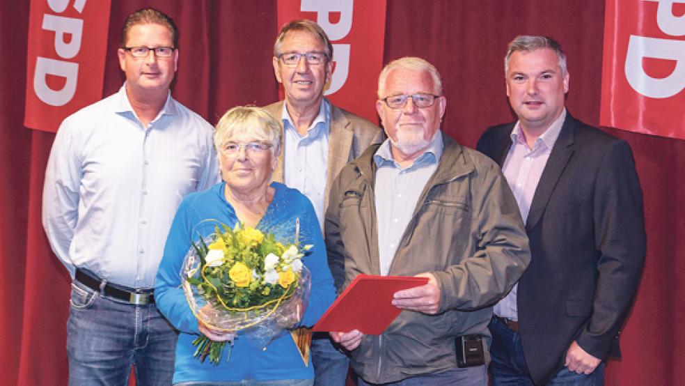 Bei den Ehrungen: Sönke Eden (stellvertretender Ortsvereinsvorsitzender), Bärbel Bieder (Ortsvorsteherin), Heinz-Dieter Schmidt (Ortsvereinsvorsitzender), Bodo Wolters und Sascha Laaken (SPD-Kreisvorsitzender, von links). © Foto: privat