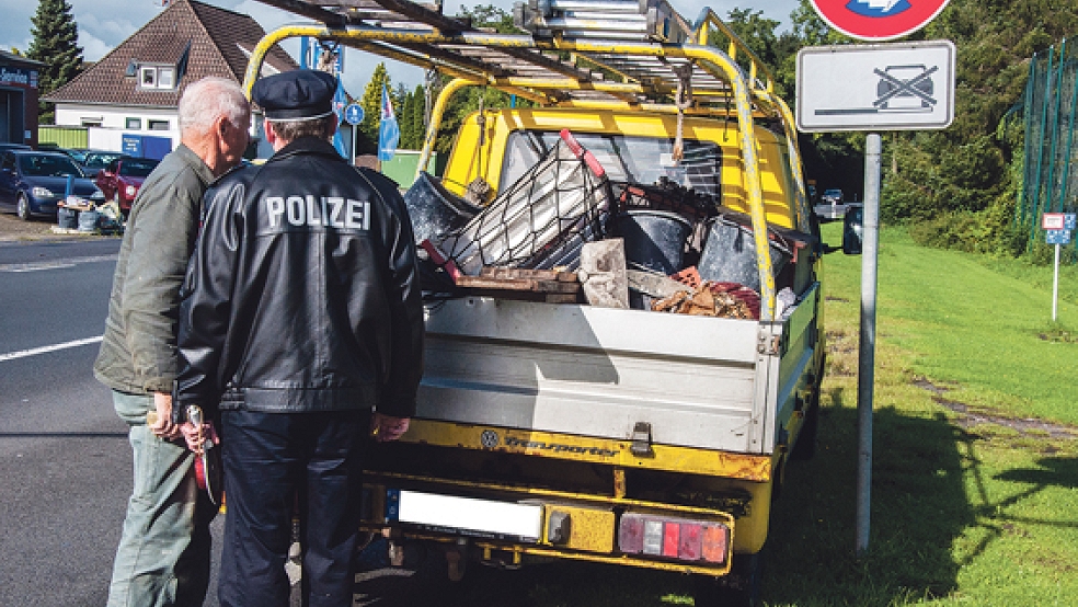 Auch auf die Ladungssicherung achtete die Polizei bei ihrer Kontrolle in Weener. Trotzdem hatten die Beamten insgesamt nur wenig zu beanstanden. © Foto: de Winter