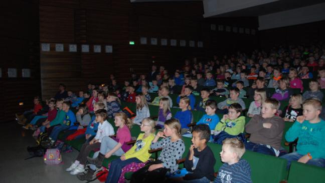 1713 Besucher kamen in die Theater-Aula