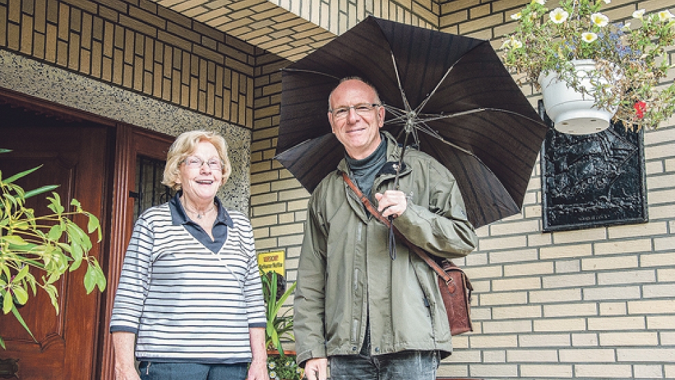 Herzlich willkommen war Pastor Michael Groothues bei Maria Böning in Ditzumerverlaat.  © Foto: de Winter