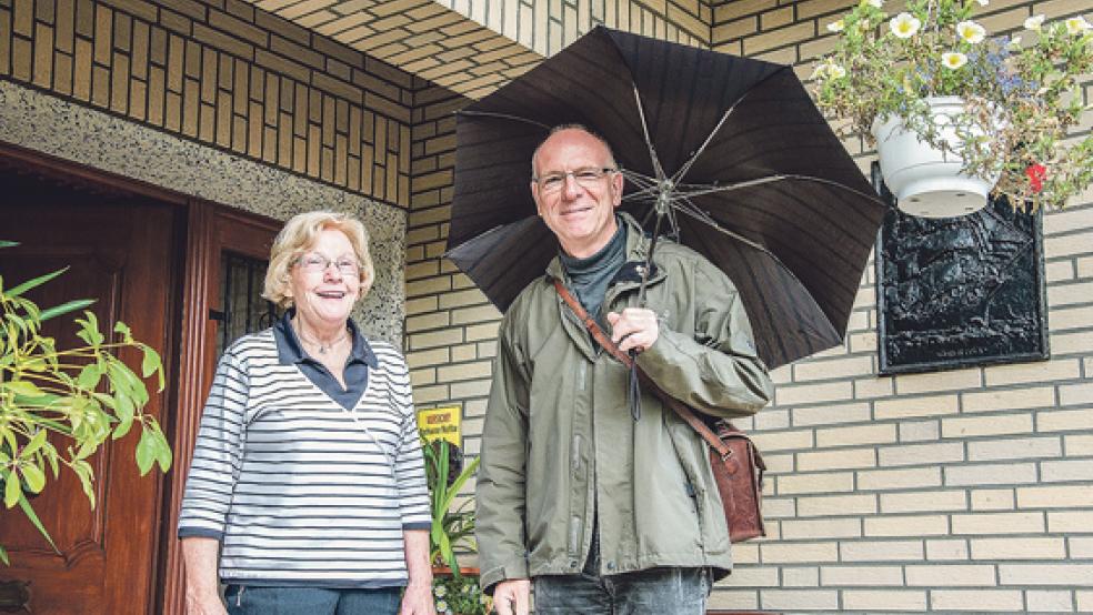 Herzlich willkommen war Pastor Michael Groothues bei Maria Böning in Ditzumerverlaat.  © Foto: de Winter