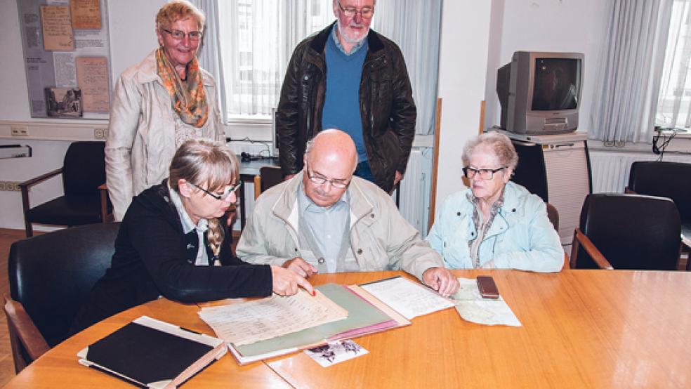 Zum ersten Mal konnten Dieter Pahlau (vorne, Mitte) und seine Schwester Ursula (rechts) mehr über den Tod ihres Vaters erfahren. Archivarin Menna Hensmann (vorne, links) überreichte ihnen die Dokumente. Begleitet wurden sie von Karla und Johann Janssen (hinten). © Foto: de Winter