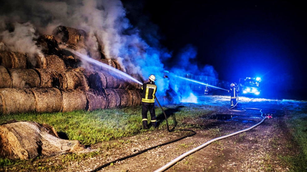 Rund 400 Rundballen wurden am Donnerstagmorgen bei einem Brand in Boen zerstört oder beschädigt. © Foto: Klemmer