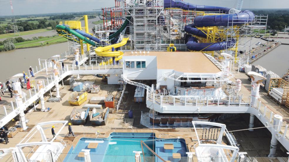 Das Wasser im Pool glitzert schon in der Sonne, aber noch ist das obere Deck der »Norwegian Escape« noch nicht bereit für Kreuzfahrtgäste. © Foto: Assies