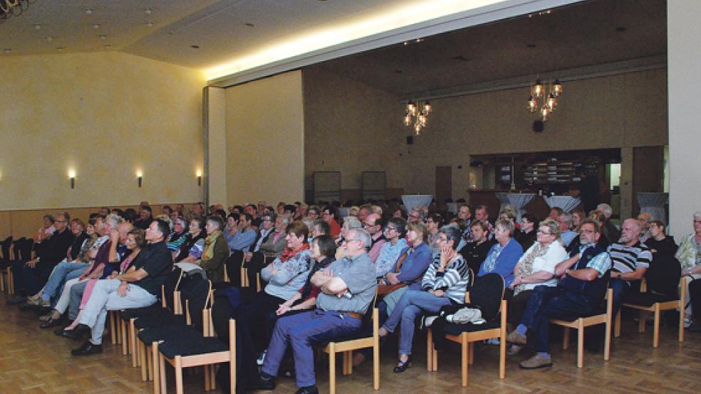 Rund 100 Besucher wollten Bauer und Autor Matthias Stürwoldt aus Schleswig-Holstein am Donnerstagabend in der Bunder Dorfgemeinschaftsanlage hören.  © Fotos: Kuper