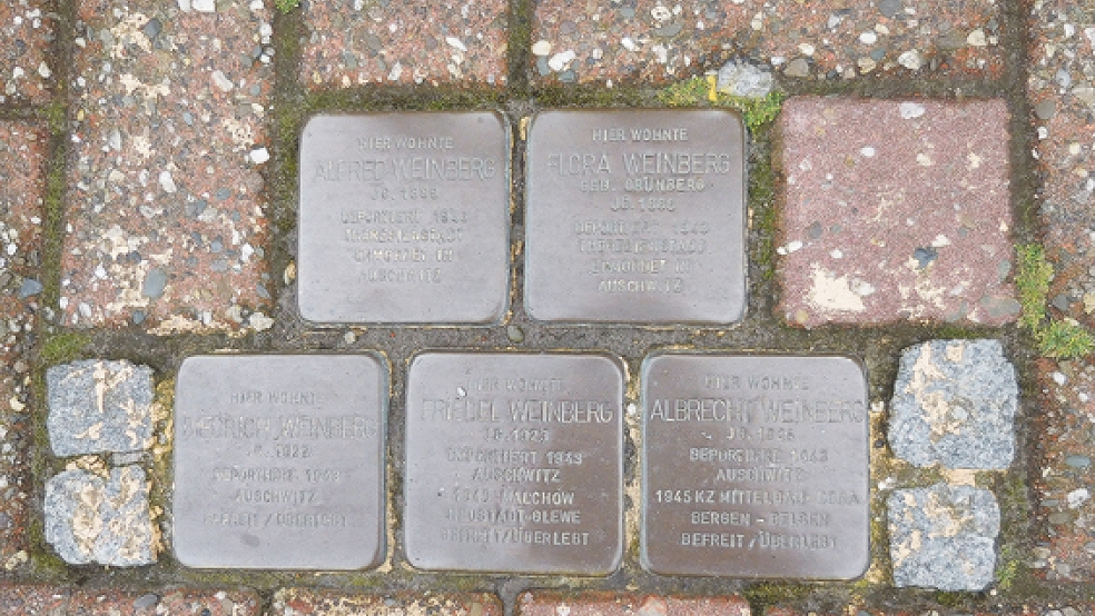 Diese fünf »Stolpersteine« am Untenende in Rhauderfehn erinnert an die Familie Weinberg. © Foto: Rutenberg