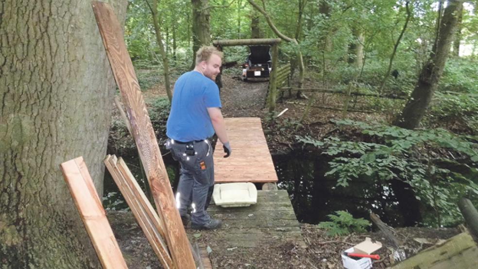 Die Holzbrücke zur Schwaneninsel im Stapelmoorer Park wurde jetzt erneuert. © Foto: privat