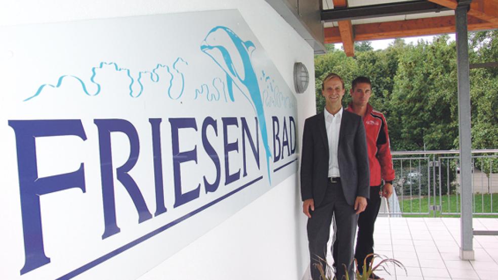 Hätten sich mehr Badegäste im Weeneraner Friesenbad gewünscht: Geschäftsführer Stadtrat Hermann Welp und Schwimmmeister Markus Bakker (rechts). © Foto: Boelmann