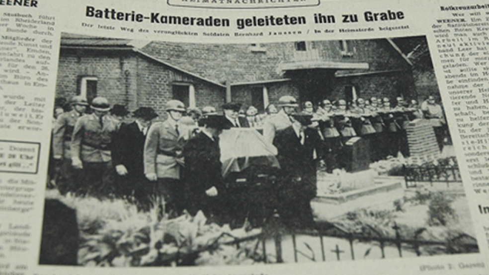 Auführlich berichtete die Rheiderland Zeitung am 20. September 1965 über die Bestattung mit militärischen Ehren in Stapelmoor. © Foto: Szyska