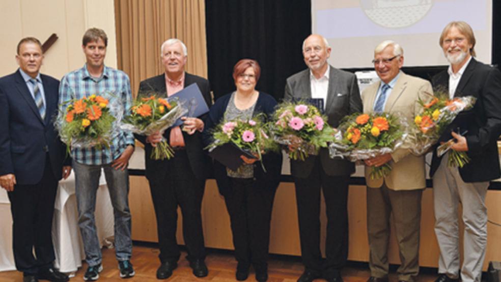 Gala für das Ehrenamt: (von links) Bürgermeister Gerald Sap mit den Geehrten Günther Reck, Gerold van Hoorn, Waltraud Bahnes, Peter-Heinrich Snakenborg, Johann Schulte und Rolf Boehnke. © Fotos: Hülsebus