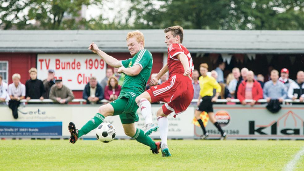 Chance vertan: Bundes Daniel Hoppen wird im letzten Moment von Melles Lars Martinetz gestoppt.  © Fotos: Mentrup