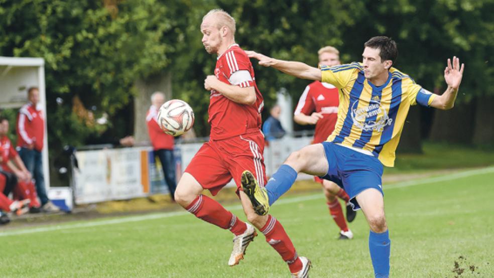 Den Siegtorschützen Stefan Brelage (l.) kann Weeners Stefan Suhlmann in dieser Situation nicht stoppen. © Foto: Bruins