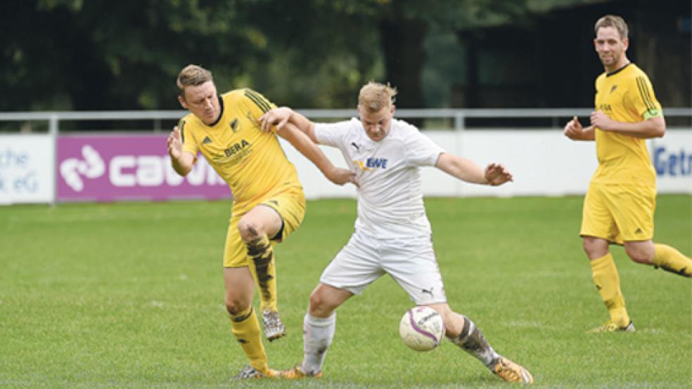 Mit seinem Doppelpack machte Marco Leuschner (r.) aus einem 0:1 ein 2:1. Am Ende unterlagen seine Teutonen Eintracht Nüttermoor dennoch. © Foto: Bruins