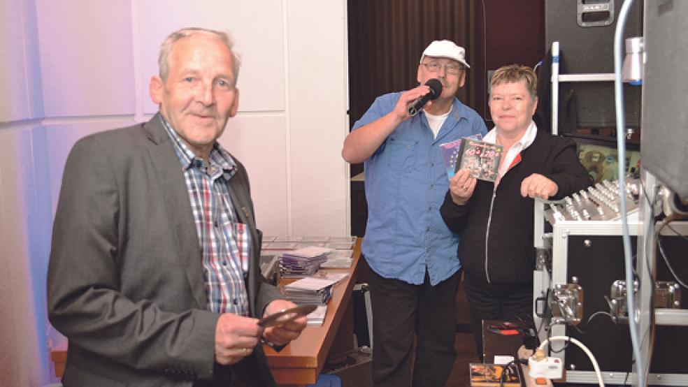 Bereit für den Ansturm der Gäste: (von links) Wilfried Dreesmann, DJ Otto und Hanne Dreesmann. © Foto: Hüselbus