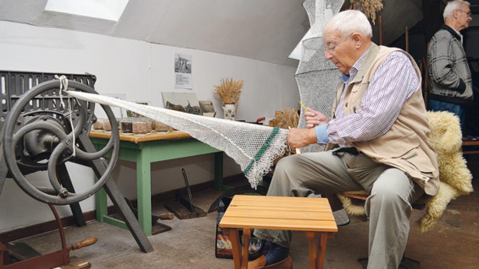 Netzstricker Heinrich Meinders aus Bunde zeigte, wie früher die Netze zum Fischfang hergestellt wurden. © Foto: Hülsebus