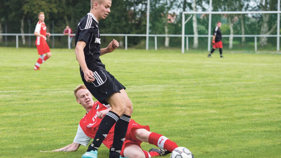 Abgegrätscht: Jemgums Dennis Behrends trennt Ditzums Henning Pruin vom Ball. © Foto: Mentrup