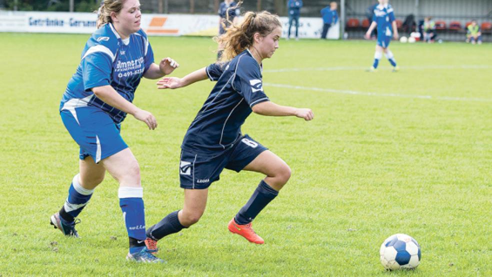 Die Möhlenwarferinnen verwickelten sich in der zweiten Halbzeit in viele Foulspiele mit den Gästen aus Petkum. © Foto: Mentrup